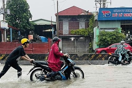 Quốc lộ 1K ngập sâu trong nước, người dân chật vật giờ cao điểm