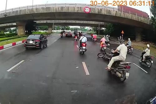 Người đàn ông dừng đột ngột trước đầu xe tải để nhặt đồ đánh rơi
