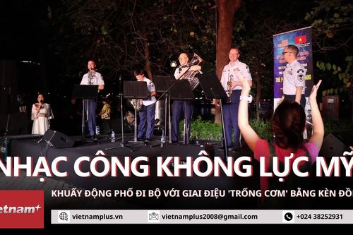 Nhạc công Không quân Mỹ chơi 'Trống cơm' khuất động phố đi bộ Hà Nội