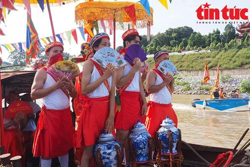 Độc đáo đàn ông mặc 'váy cuốn' rước nước tại Lễ hội đình Chèm