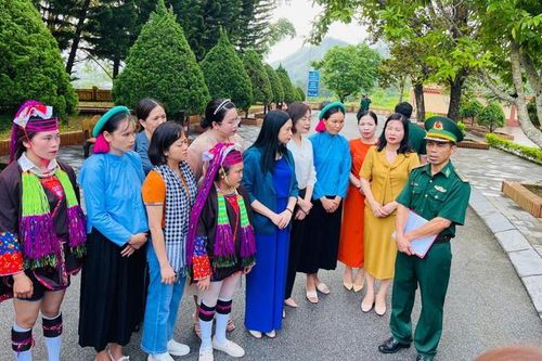Đoàn công tác Cụm thi đua đồng bằng sông Hồng dâng hương tưởng niệm các anh hùng, liệt sĩ