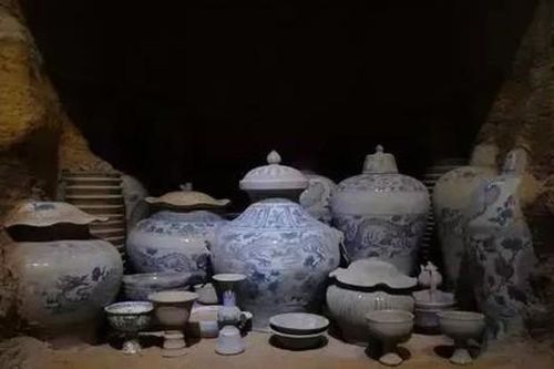 Công nhân cuốc đất thấy hơn 200 đồ vật, chuyên gia ước tính ít nhất 32.000 tỷ đồng