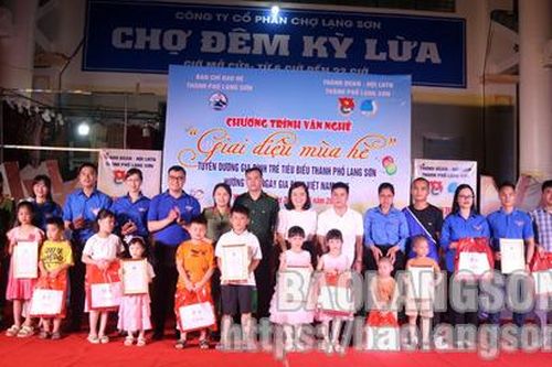 Tuyên dương 8 gia đình trẻ tiêu biểu trong công tác đoàn và phong trào thanh thiếu nhi trên địa bàn thành phố Lạng Sơn
