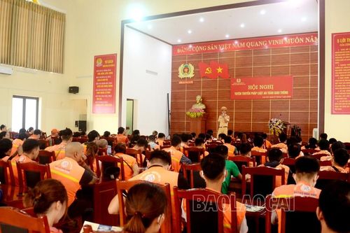 Công an thành phố tổ chức ký cam kết đảm bảo an toàn giao thông cho các công ty shipper