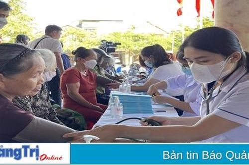 Hướng Hóa: Hơn 1.000 đối tượng chính sách và hộ nghèo được khám bệnh, cấp thuốc miễn phí