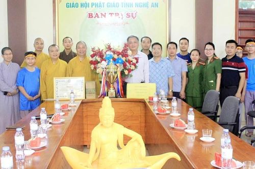 Nghệ An: Ban Tôn giáo tỉnh tặng quà đoàn thanh, thiếu niên tham gia Hội trại 'Hào khí Thăng Long'