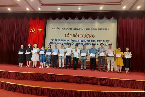 Bế giảng lớp bồi dưỡng 'Vai trò, trách nhiệm của các nhà nghiên cứu, sáng tác trẻ' tại Phú Yên