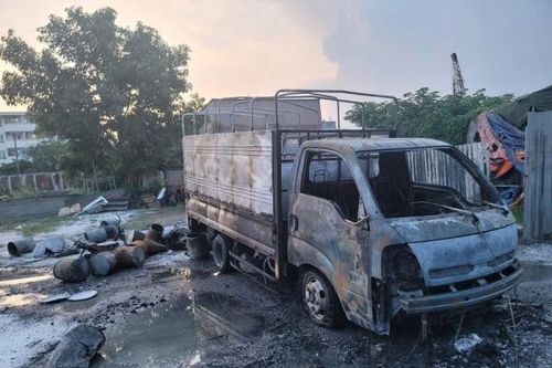 Cảnh sát giải cứu một nạn nhân bị bỏng nặng khi xe ô tô cháy