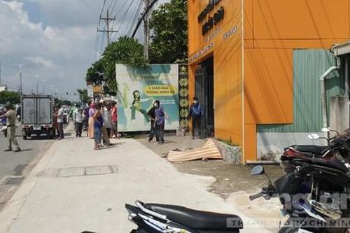 Thợ hàn rơi từ mái hiên trung tâm Anh ngữ xuống đất, tử vong tại chỗ