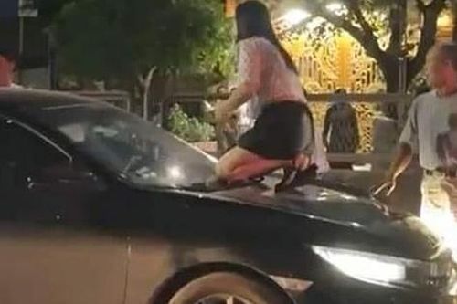 Hoảng hồn video người vợ đi đánh ghen bị đẩy đi trên nắp capo