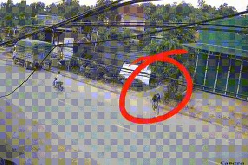 Cậu bé đi xe đạp 'tạt đầu' xe tải và hành động sau đó khiến người xem trầm trồ