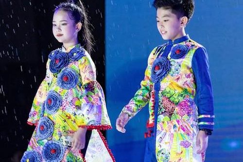 Hai mẫu nhí Nam Kha và Gia Bảo đã trình diễn chiếc áo dài đặc biệt