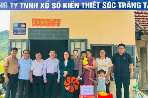 Bình Thuận: Trao 10 căn nhà 'Đại đoàn kết' cho các hộ nghèo năm 2023
