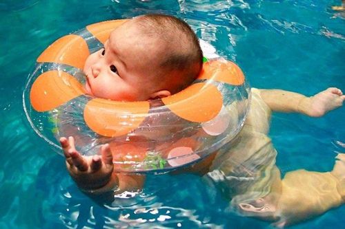 Có nên dùng phao đỡ cổ cho trẻ khi tập bơi?