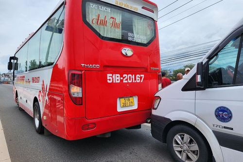 Kẹt xe gần 3 km sau khi 5 ôtô tông nhau ở Bình Thuận