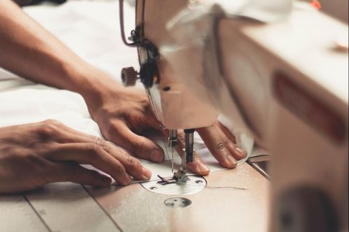 Đầu kim khâu đâm xuyên ngón tay người phụ nữ