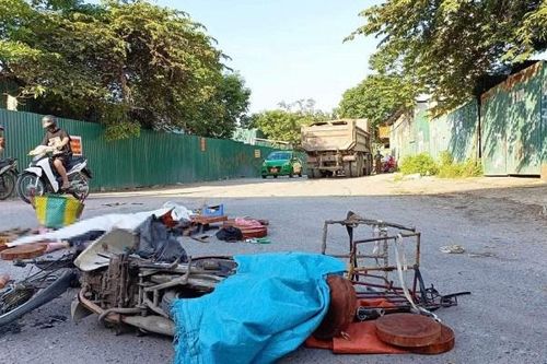 Hà Nội: Va chạm với ô tô tải, nữ tài xế xe máy tử vong