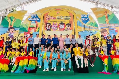 Hướng nghiệp, trao học bổng tặng thiếu nhi An Giang