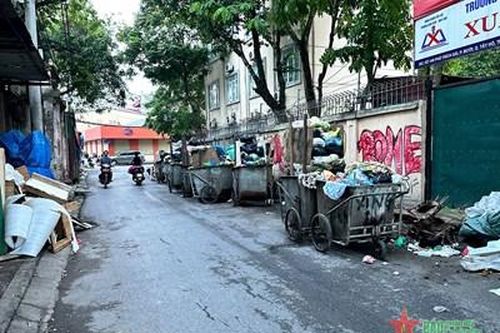 Cản trở giao thông vì xe rác lấn chiếm lòng đường