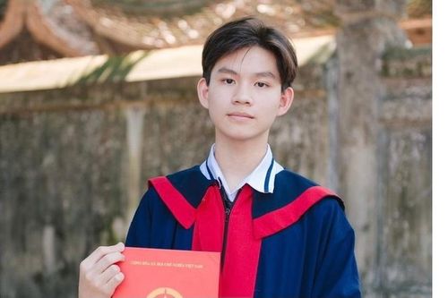 Nam sinh giỏi Toán và cú 'bẻ lái' trở thành thủ khoa Tin