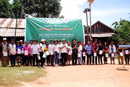 Quảng Bình: Trao tặng mô hình 'Loa truyền thanh bản xa' cho đồng bào Ma Coong