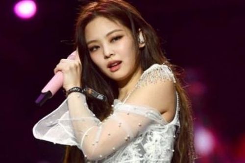 Sana (TWICE) gục ngã ngay trên sân khấu