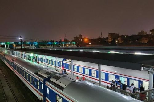 Tàu khách tuyến Hà Nội - Hải Phòng hút khách du lịch