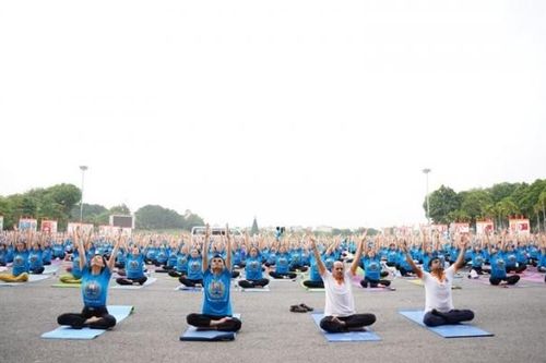 Hơn 1.000 người tham dự Ngày quốc tế Yoga tại Huế
