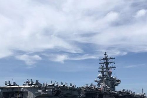 Đón tàu sân bay USS Ronald Reagan giữa biển khơi