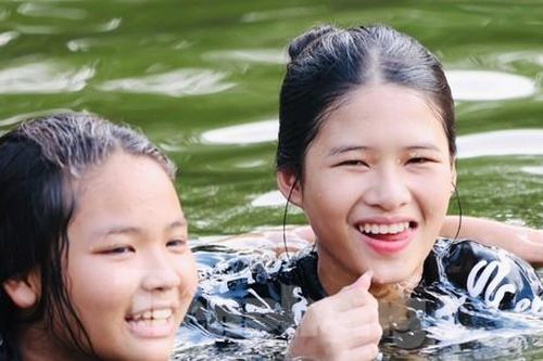 Trẻ em Hà Nội thích thú tắm giải nhiệt ở bể bơi nghìn năm tuổi