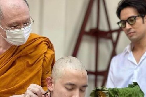 'Hoàng tử nụ cười' cạo đầu đi tu