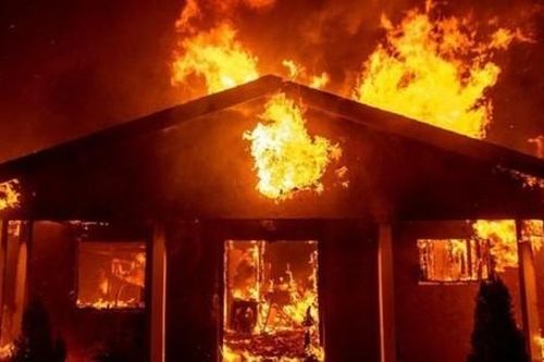 Hòa Bình: Mâu thuẫn với vợ, chồng đốt nhà khiến con trai tử vong