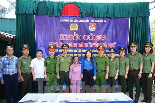 Tuổi trẻ Nghệ An và Ban Thanh niên Bộ Công an xây nhà cho gia đình khó khăn