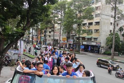 Cuối tuần, thiếu nhi trải nghiệm xe buýt 2 tầng, cùng tìm hiểu lịch sử TPHCM