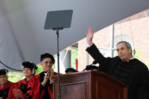Xúc động bài phát biểu tốt nghiệp cuối cùng của Hiệu trưởng ĐH Harvard