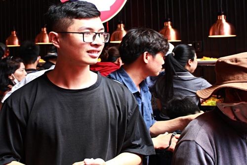 9X TP.HCM bán buffet giá 1.000 đồng, trăm người xúc động