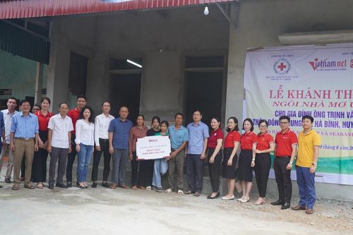 Vợ chồng già nuôi hai cháu mồ côi xúc động nhận Ngôi nhà mơ ước