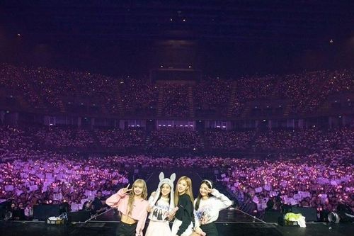 Fan K-pop bức xúc khi các nhóm nhạc bán vé concert với giá 'cắt cổ'