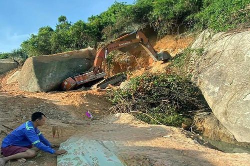 Tài xế máy xúc bị đá đè tử vong khi thi công cao tốc ở Phú Yên