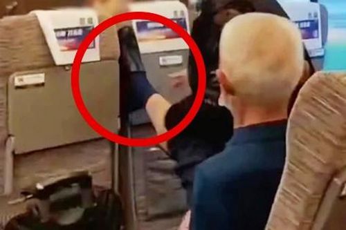 Cụ ông liên tục đạp 'khủng bố' khách ngồi phía trên vì tội ngả ghế