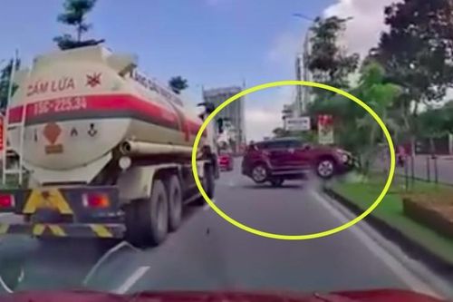 Nóng trên đường: Những pha xe con 'loi choi' tạt đầu xe to một cách khó hiểu