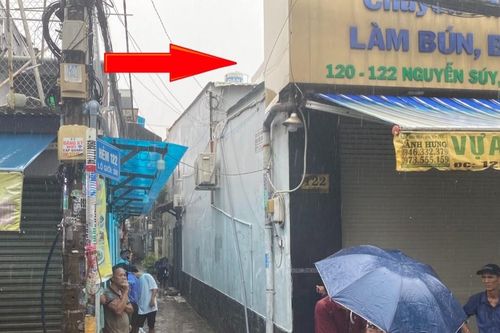 Leo mái nhà vớt rác lúc trời mưa, người đàn ông bị điện giật tử vong