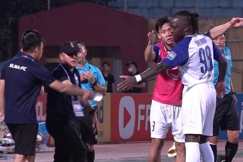 Quế Ngọc Hải chỉ đạo trận đấu SLNA - Hà Nội FC như trợ lý huấn luyện viên