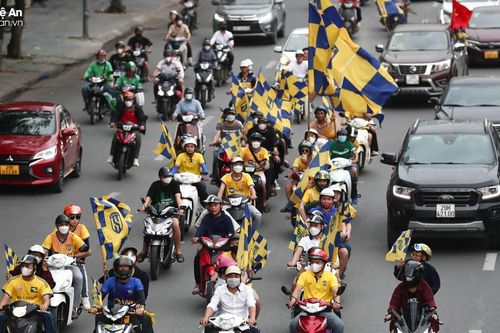 Hàng trăm cổ động viên Sông Lam Nghệ An diễu hành trước trận gặp Hà Nội FC