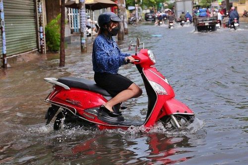 'Đến hẹn lại lên', Tp.HCM sống chung với ngập nước sau mưa lớn