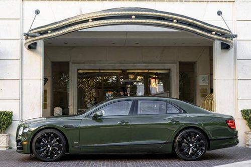 Triệu hồi 18 chiếc Bentley Flying Spur để thay giá đỡ màn hình