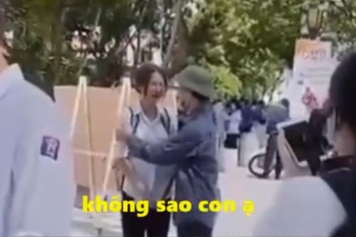Nữ sinh gục vào vai bố khóc nấc vì không làm được bài và câu nói của cha khiến tất cả rơi nước mắt