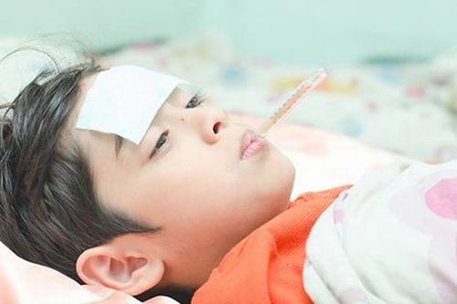 Trẻ sốt cao cần cảnh giác với 4 căn bệnh vào mùa hè này