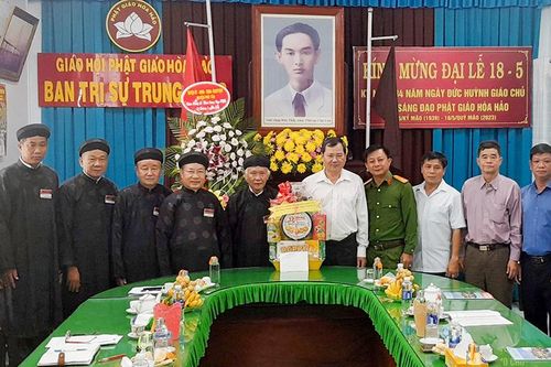 Huyện ủy, HĐND, UBND, UBMTTQVN huyện Phú Tân chúc mừng Ngày khai sáng đạo Phật giáo Hòa Hảo