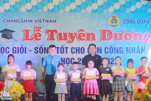 Nhiều hoạt động khen thưởng con công nhân Học giỏi, sống tốt